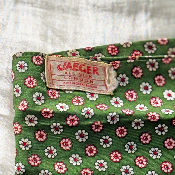 ASCOT, 100% SILK, JAEGER LONDON, UNISEX, GREEN/WHITE/BURGUNDY FLOWERS, 34 X 7 IN - Picture 2 of 3